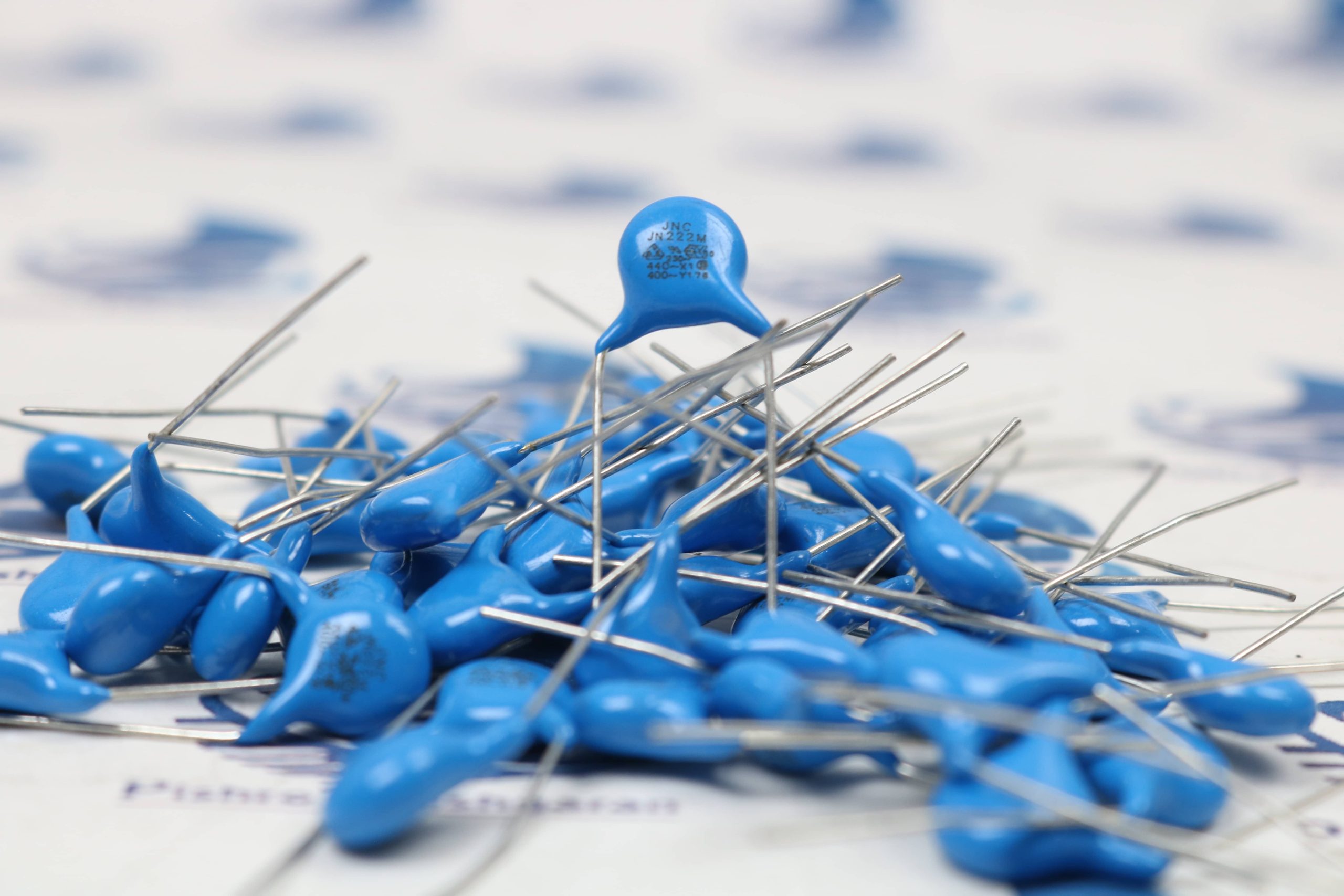 خازن 2.2 نانو فاراد 400 ولت سرامیکی خرید خازن 2.2 نانو فاراد 400 ولت سرامیکی